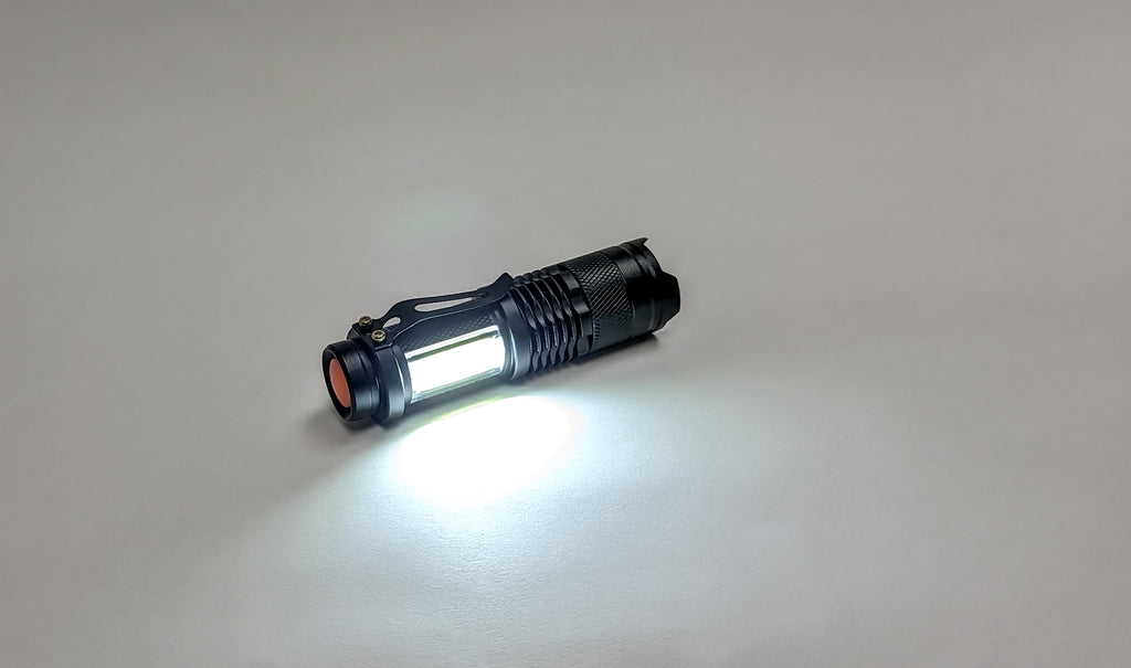 MI-9035  ADJUSTABLE FOCUS LED FLASHLIGHT W/ CLIP