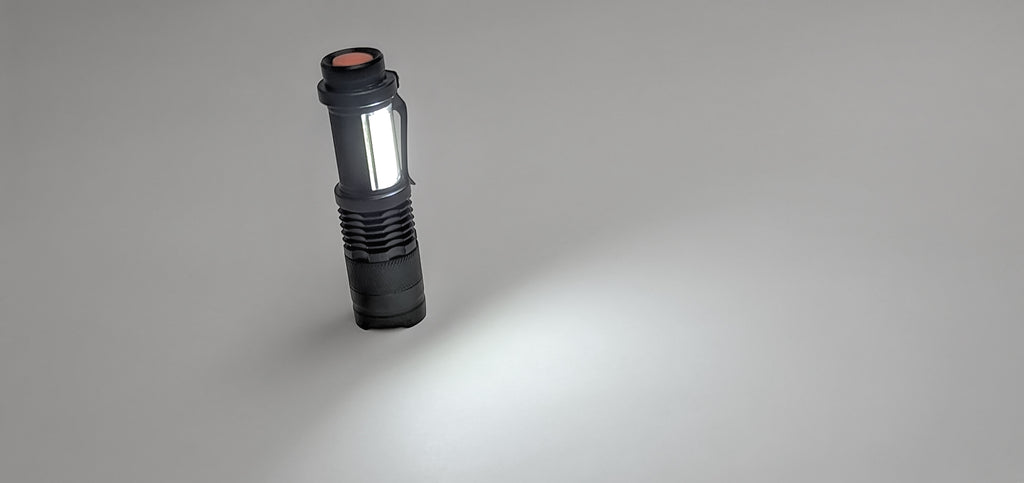 MI-9035  ADJUSTABLE FOCUS LED FLASHLIGHT W/ CLIP